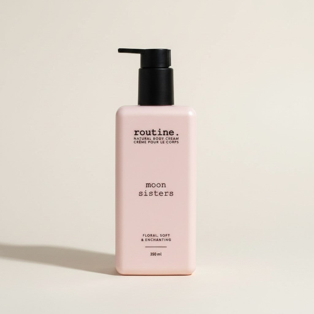 Różowa butelka kremu do ciała Routine Natural Beauty Moon Sisters z pompką, dostępna w sklepie ellemania.