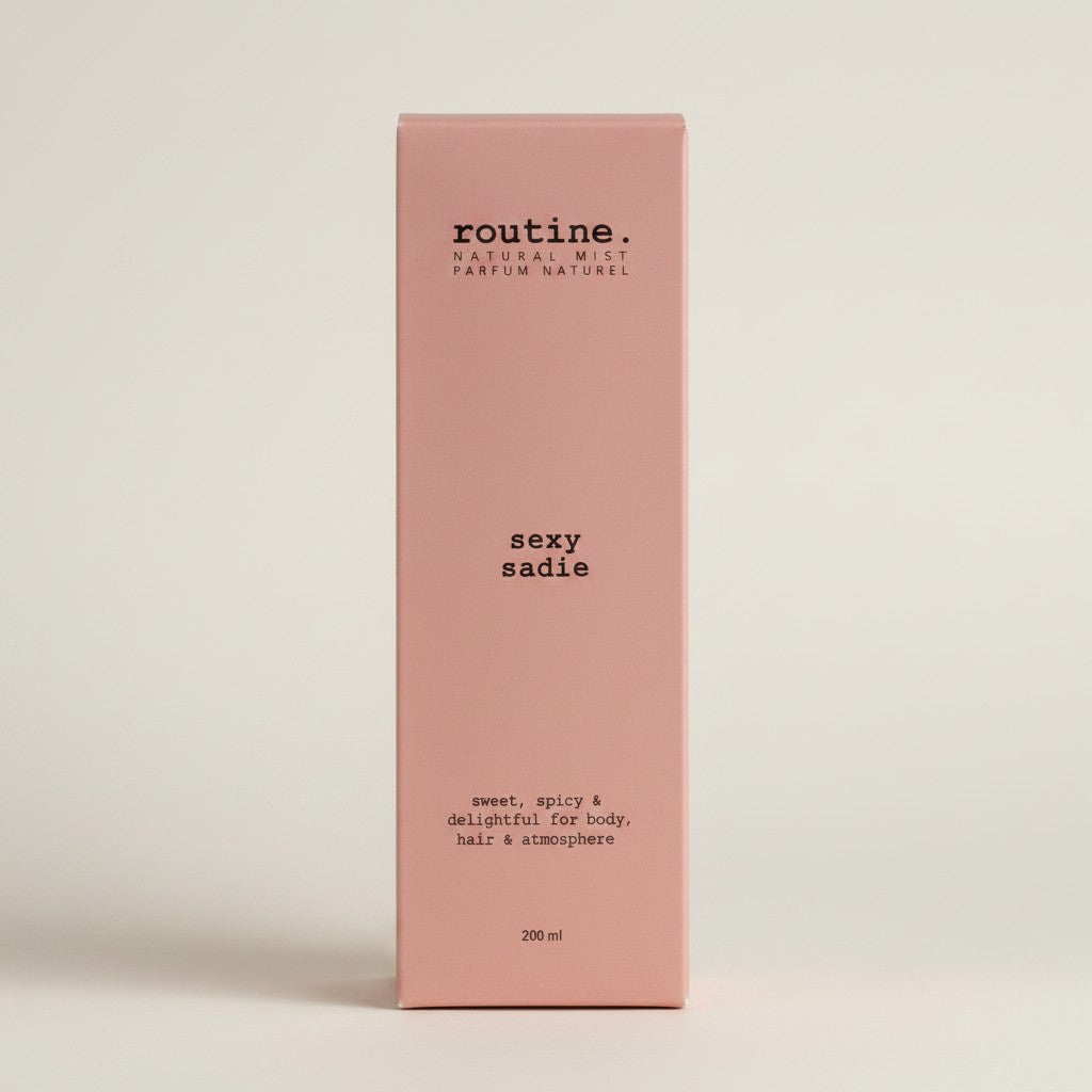 Różowe opakowanie mgiełki zapachowej Routine Natural Beauty Sexy Sadie od ellemania do ciała włosów i wnętrz