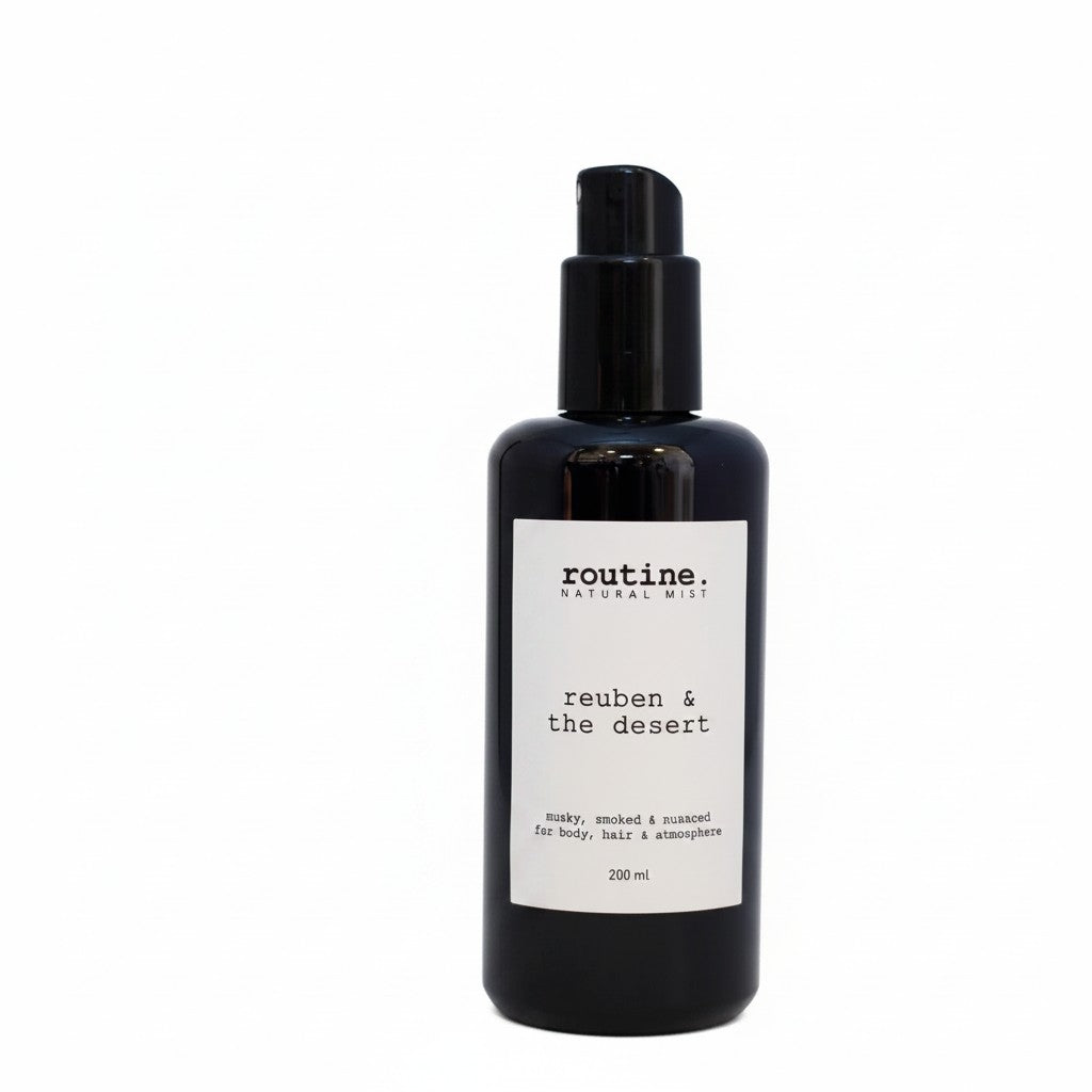 Wielofunkcyjna mgiełka zapachowa ellemania Routine Natural Beauty w ciemnej butelce z atomizerem o pojemności 200 ml