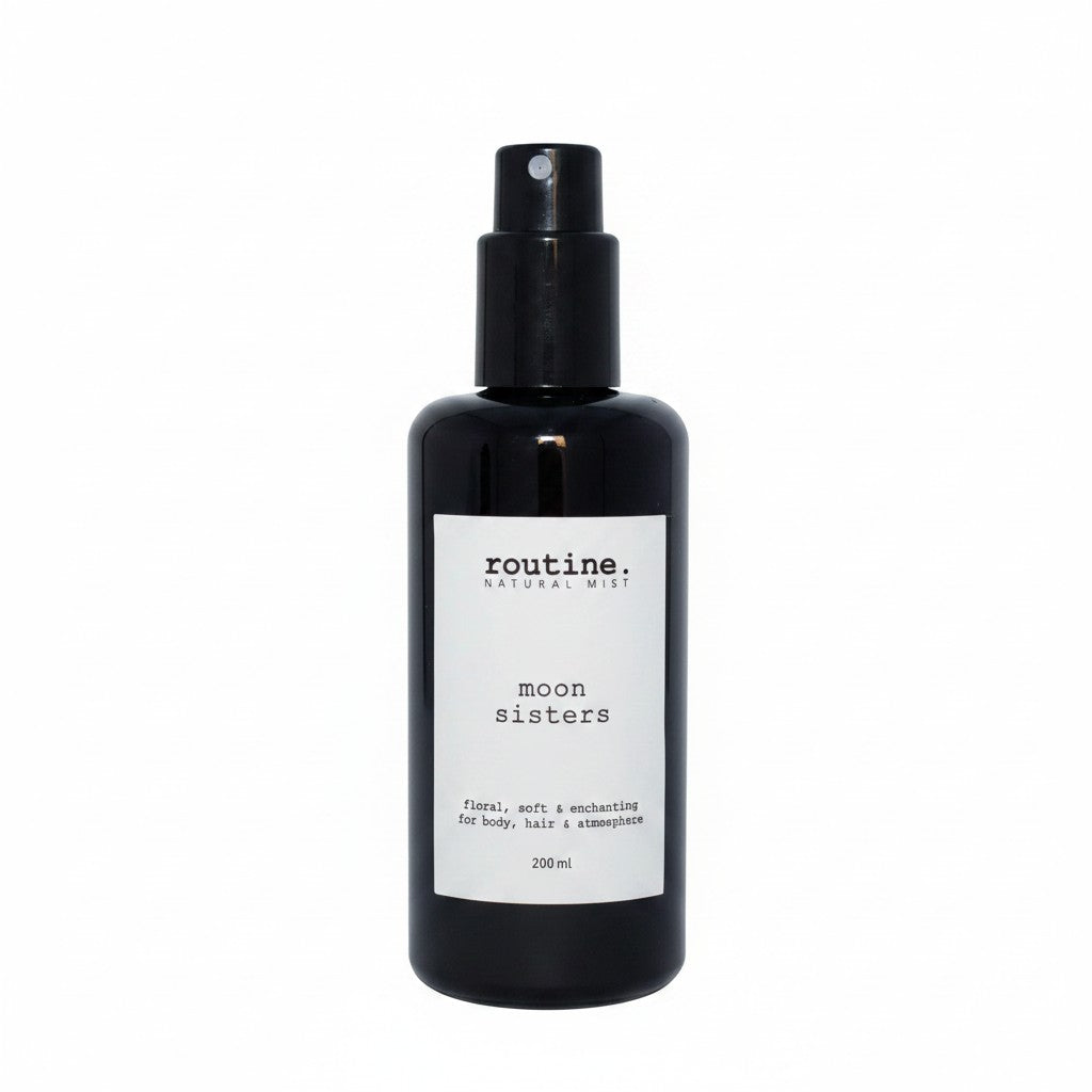 Wielofunkcyjna mgiełka zapachowa Routine Natural Beauty Moon Sisters w czarnej butelce z atomizerem od ellemania