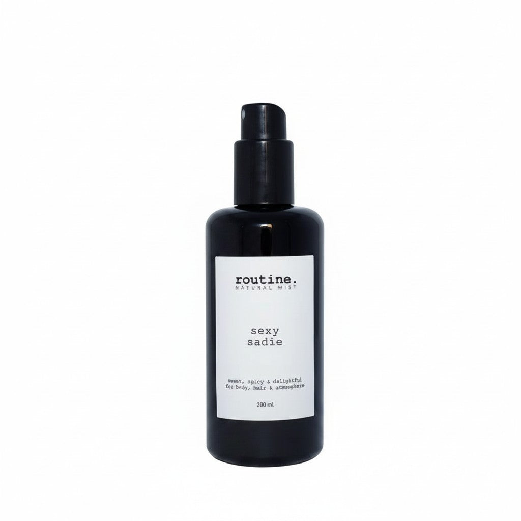 Wielofunkcyjna mgiełka zapachowa Routine Natural Beauty Sexy Sadie w czarnej butelce z atomizerem od ellemania
