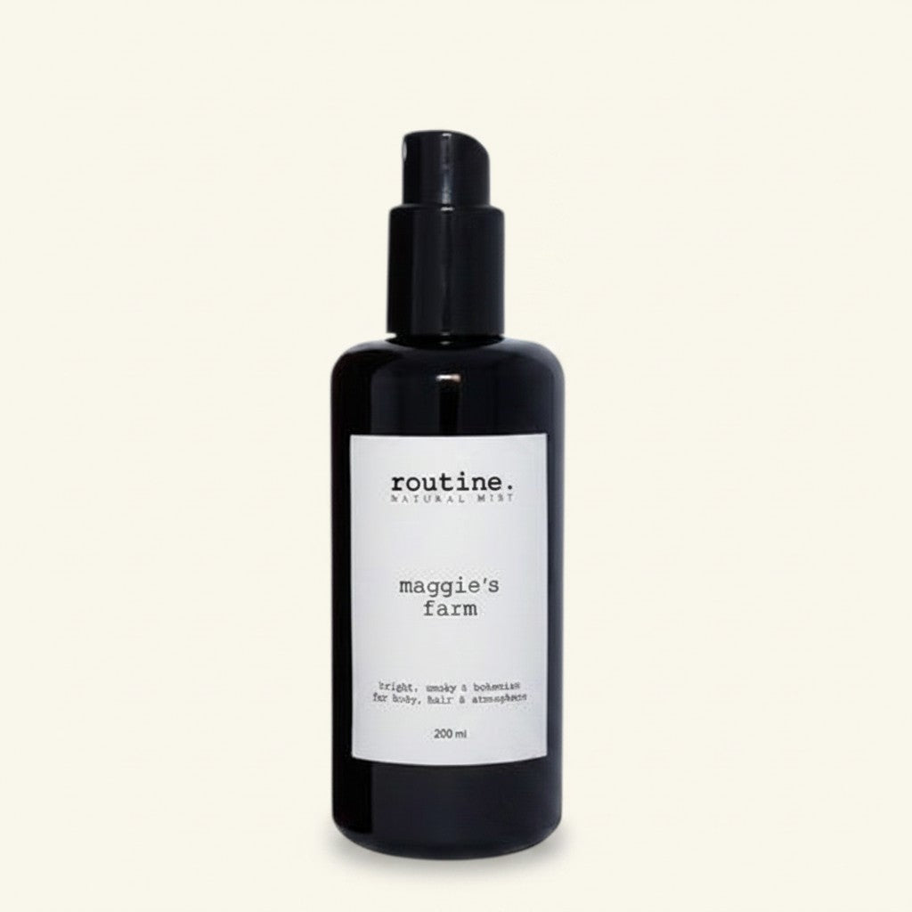 Wielofunkcyjna mgiełka zapachowa Routine Natural Beauty Maggie's Farm w czarnej butelce z pompką od ellemania