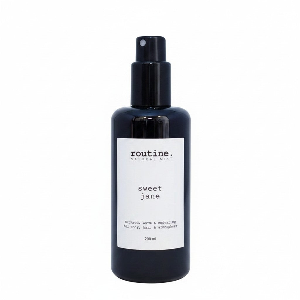 Czarna butelka mgiełki zapachowej Routine Natural Beauty Sweet Jane do ciała, włosów i wnętrz marki ellemania