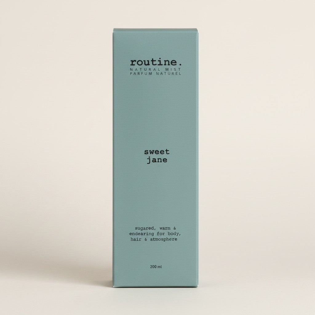 Opakowanie mgiełki Routine Natural Beauty Sweet Jane w kolorze szałwiowej zieleni o pojemności 200 ml od ellemania
