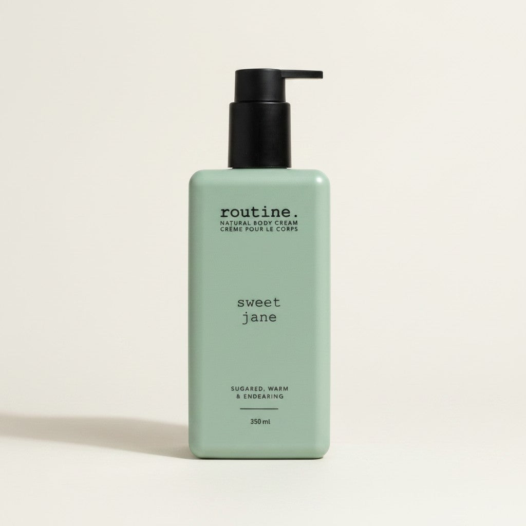 ellemania Routine Natural Beauty nawilżający krem do ciała Sweet Jane w miętowej butelce z pompką o pojemności 350 ml