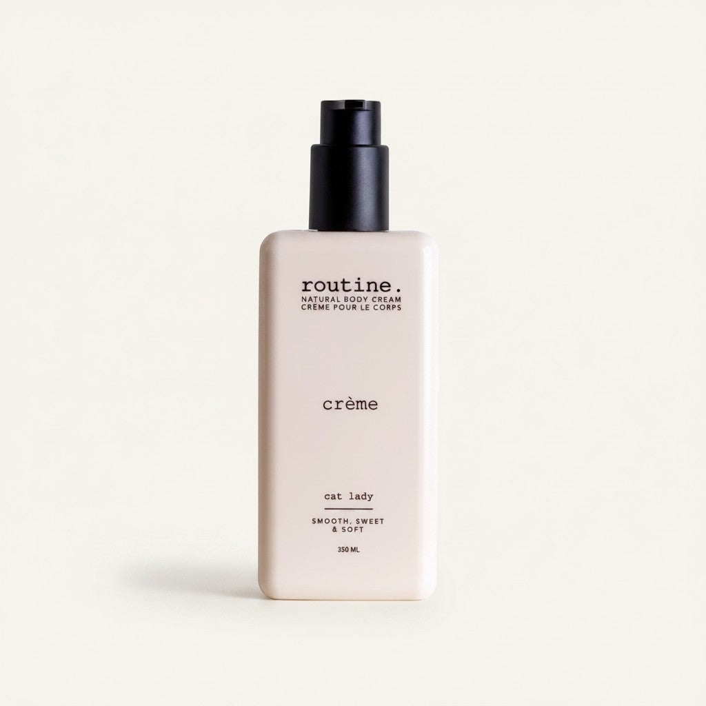 Naturalny krem do ciała Routine Natural Beauty w beżowej butelce z pompką, dostępny w sklepie ellemania