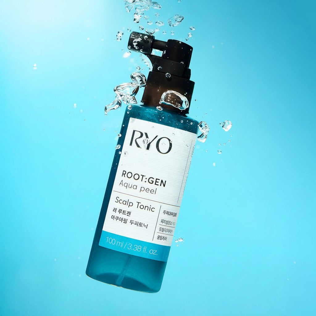 ellemania Ryo Root Gen Aqua Peel tonik do skóry głowy w niebieskiej butelce z atomizerem w wodnym otoczeniu