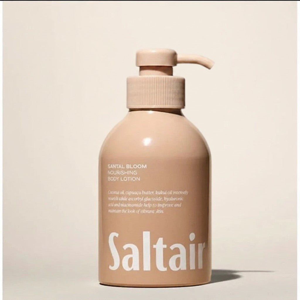 Odżywczy balsam do ciała Saltair Santal Bloom w beżowej butelce z pompką od ellemania