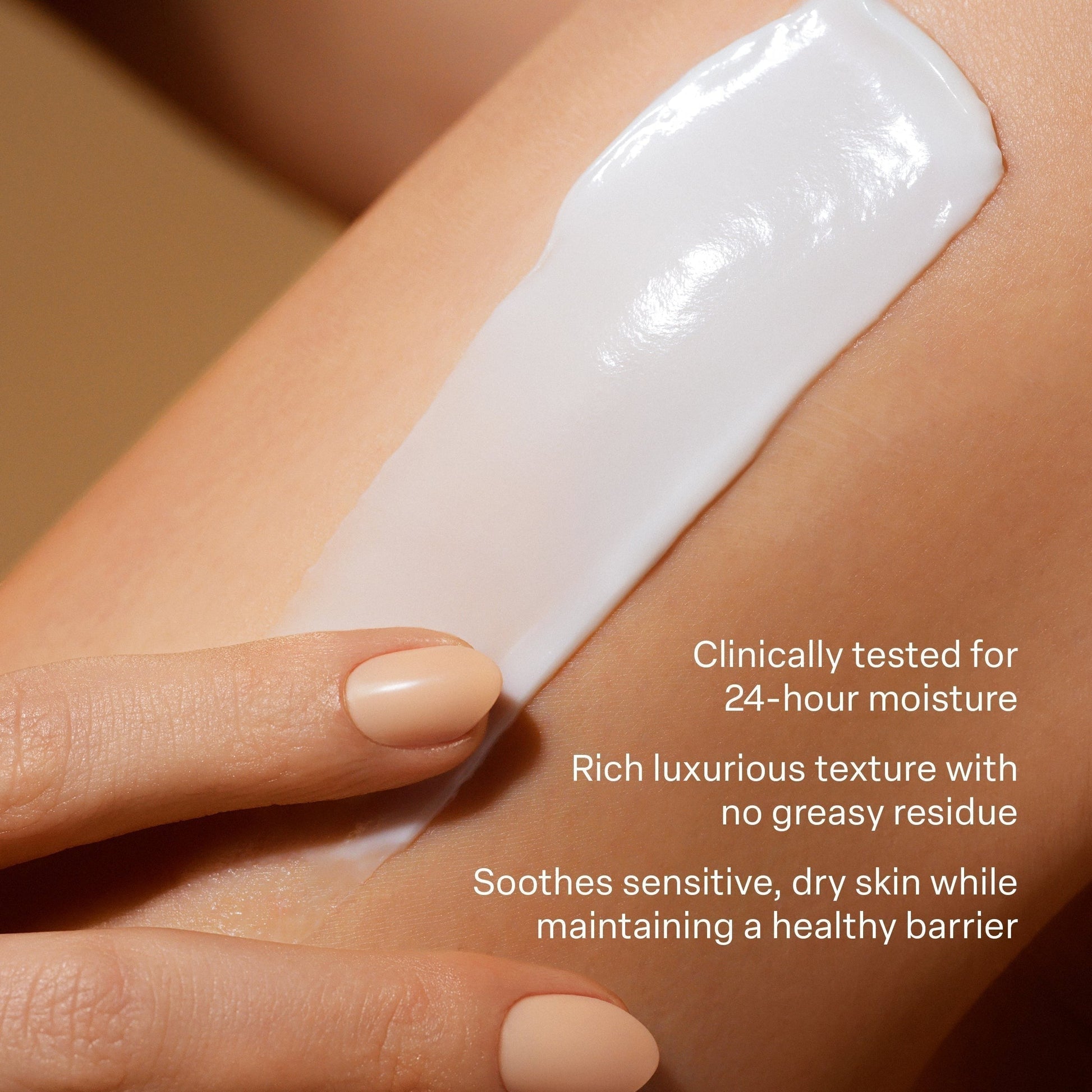 Kremowe masło do ciała ellemania Saltair Multi-Lipid nałożone na skórę, ukazujące bogatą konsystencję i nawilżenie.