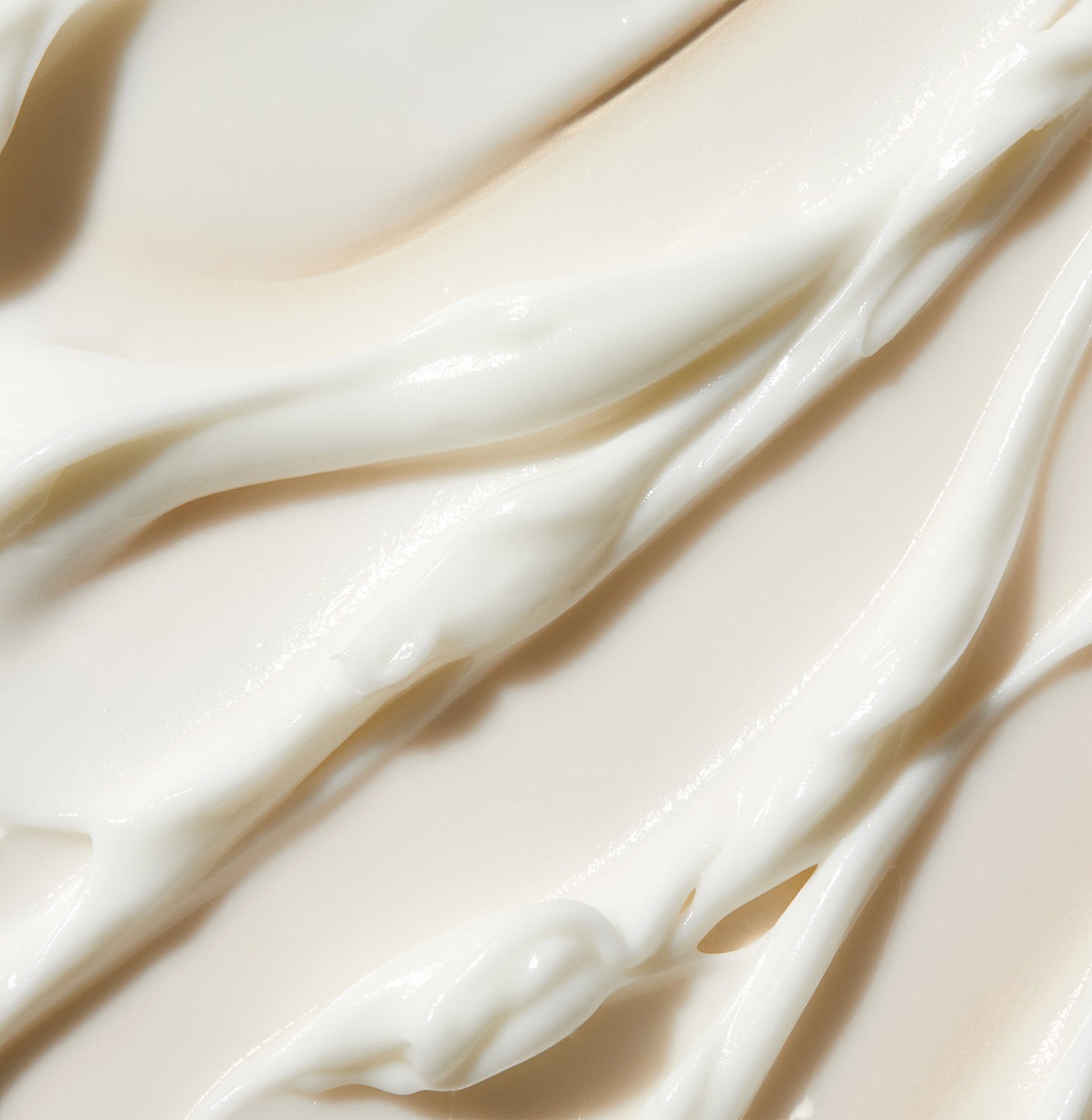 Kremowa tekstura masła do ciała Saltair Multi-Lipid Body Butter od ellemania z widocznymi smugami produktu