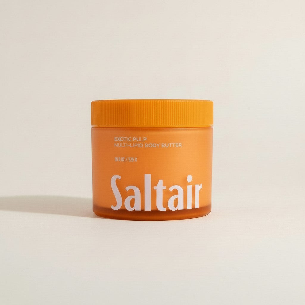 Pomarańczowy słoiczek masła do ciała Saltair Multi-Lipid Body Butter z serii Exotic Pulp na jasnym tle