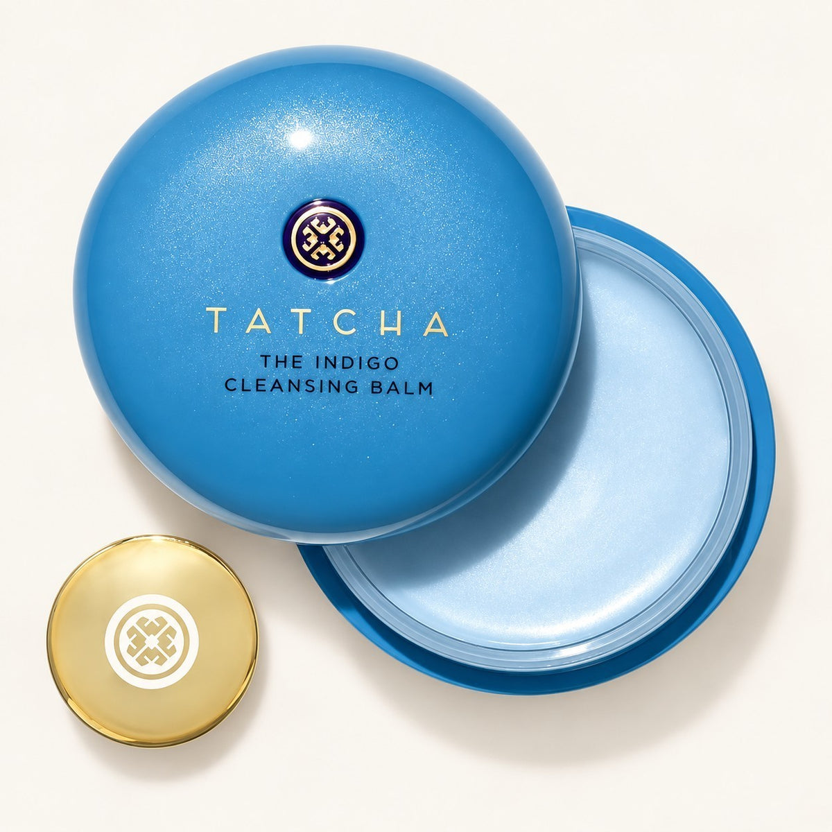 Tatcha The Indigo Cleansing Balm 54 g, otwarty słoiczek z balsamem obok złotej zakrętki | Ellemania