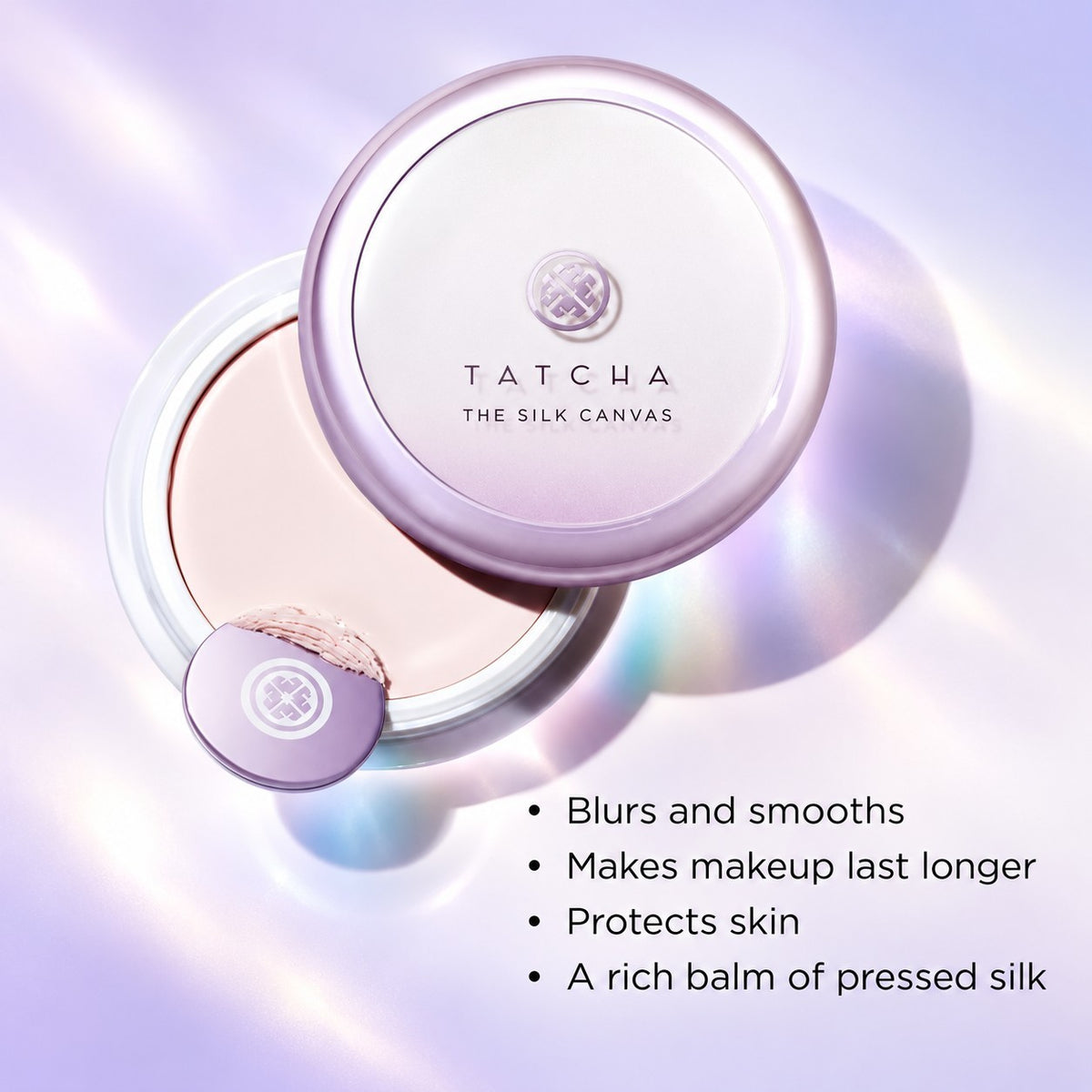 Tatcha The Silk Canvas Primer, okrągły słoik z otwartym wieczkiem i kremową bazą, infografika z listą cech | Ellemania