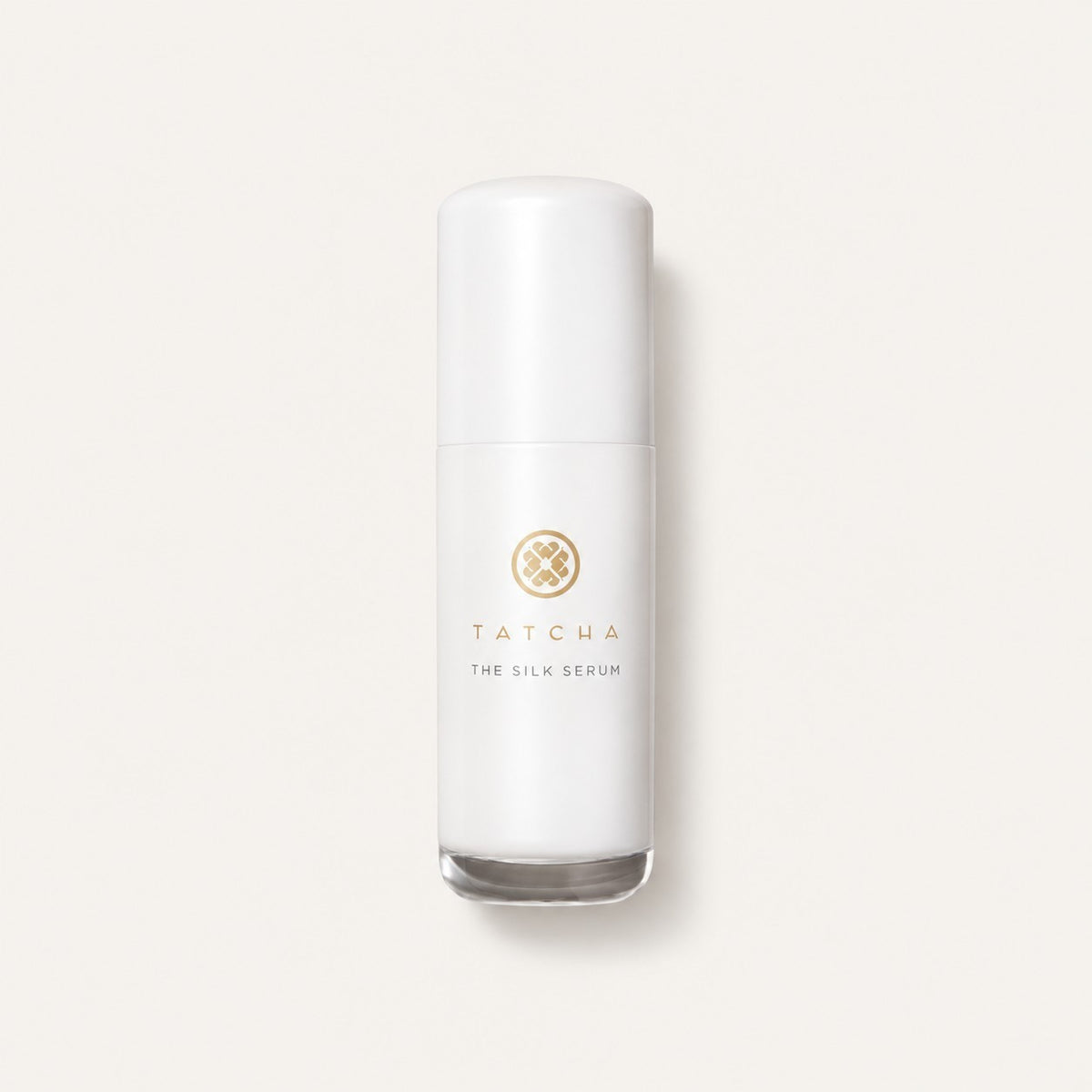 Tatcha The Silk Serum 30 ml, biała butelka z pompką i złotym logo marki z przodu | Ellemania