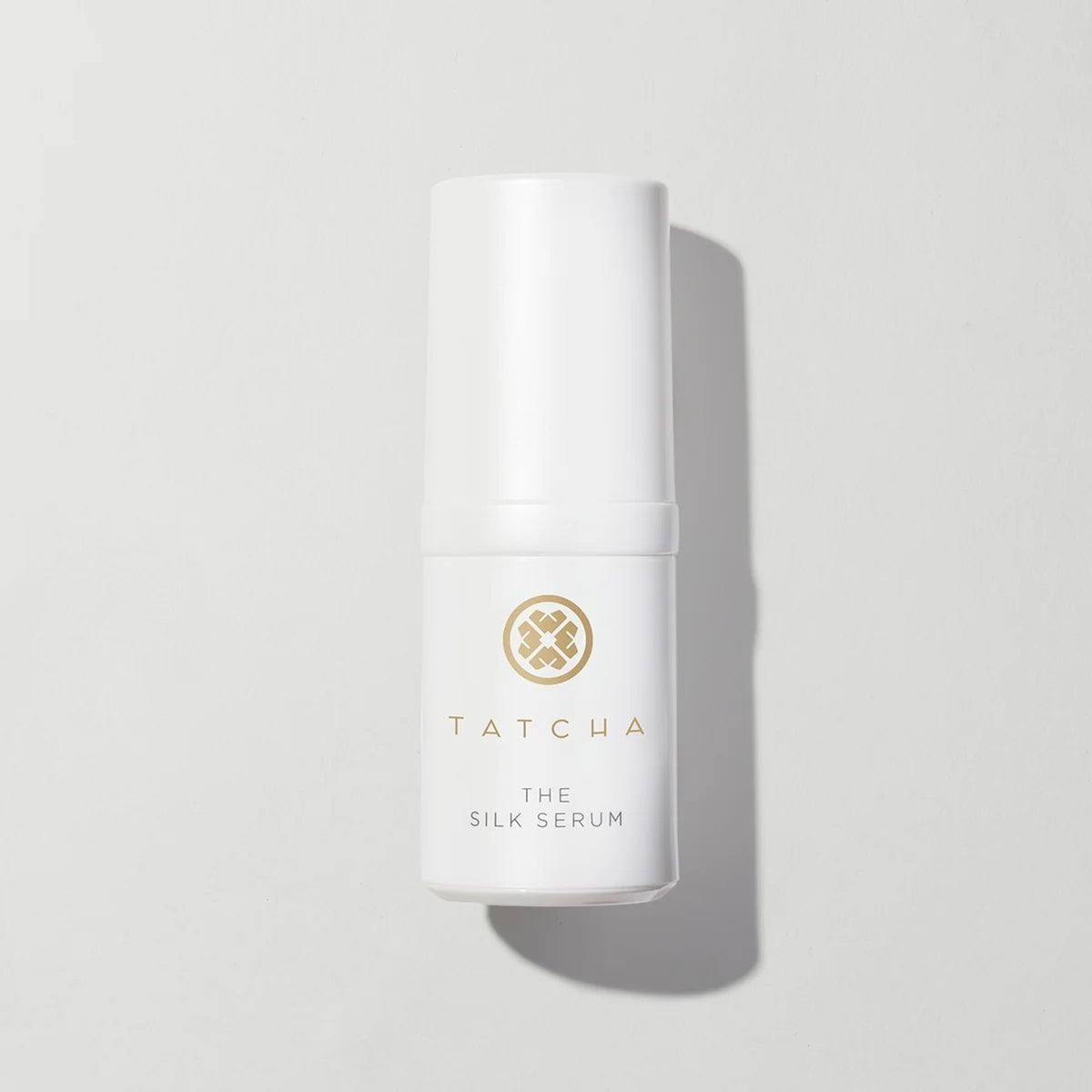 Tatcha The Silk Serum 10 ml, biała butelka z dozownikiem z przodu | Ellemania
