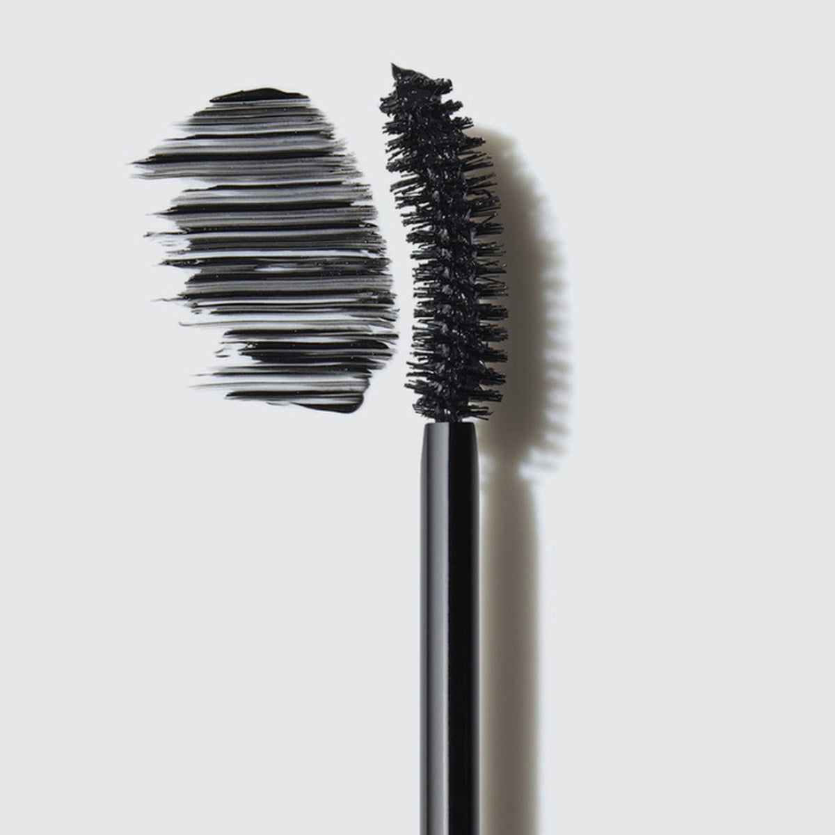 Victoria Beckham Beauty Vast Lash Mascara - czarna szczoteczka ze śladem formuły | Ellemania