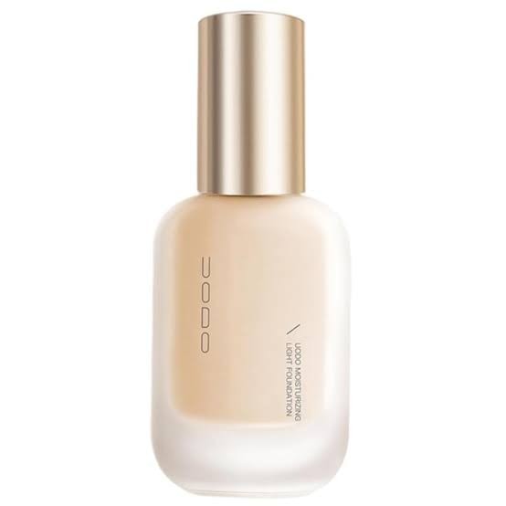 Nawilżający podkład UODO Moisturizing Light Foundation w eleganckiej szklanej butelce z oferty sklepu ellemania