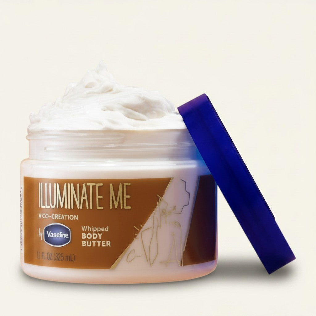 Rozświetlające masło do ciała Vaseline Illuminate Me w słoiczku z otwartą niebieską nakrętką i puszystą konsystencją.