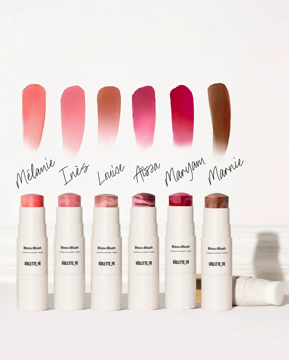 Violette_FR Bisou Blush — pięć odcieni matowego różu w sztyfcie z próbkami kolorów na białym tle | ellemania