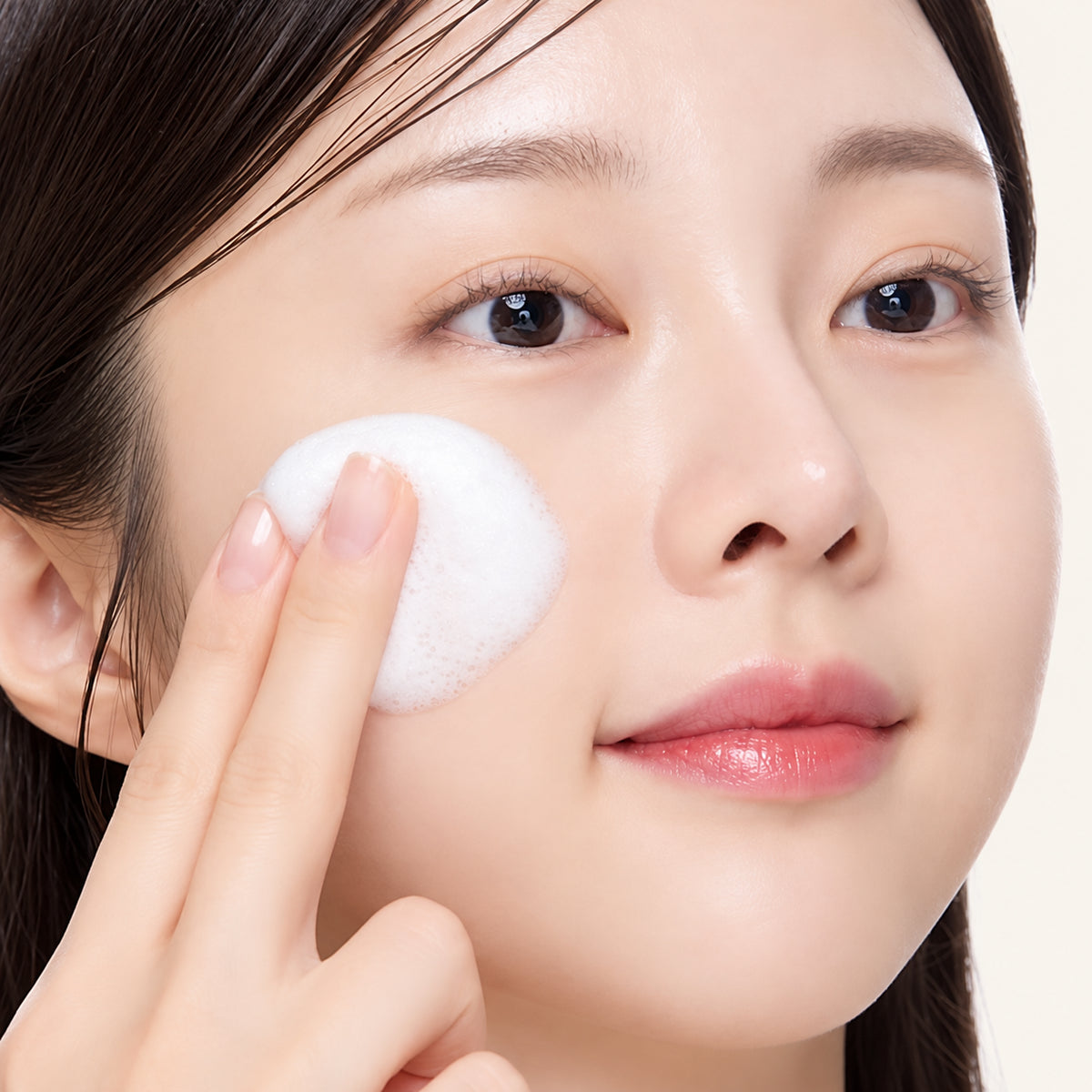 VT Cosmetics PDRN Hyaluronic Acid Mint Micro Bubble Serum 70 ml, model applying foam to her cheek | Ellemania