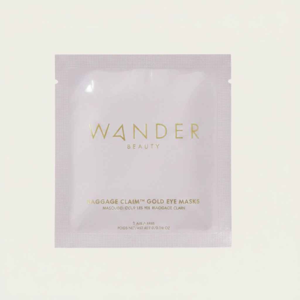 Pojedyncza saszetka ellemania Wander Beauty Baggage Claim Gold Eye Masks z płatkami pod oczy na jasnym tle.