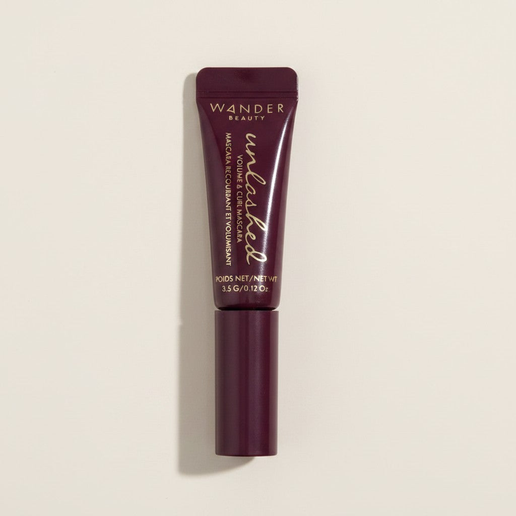Tusz do rzęs Wander Beauty Unlashed w wersji podróżnej, opakowanie w kolorze głębokiego burgunda, marka ellemania.