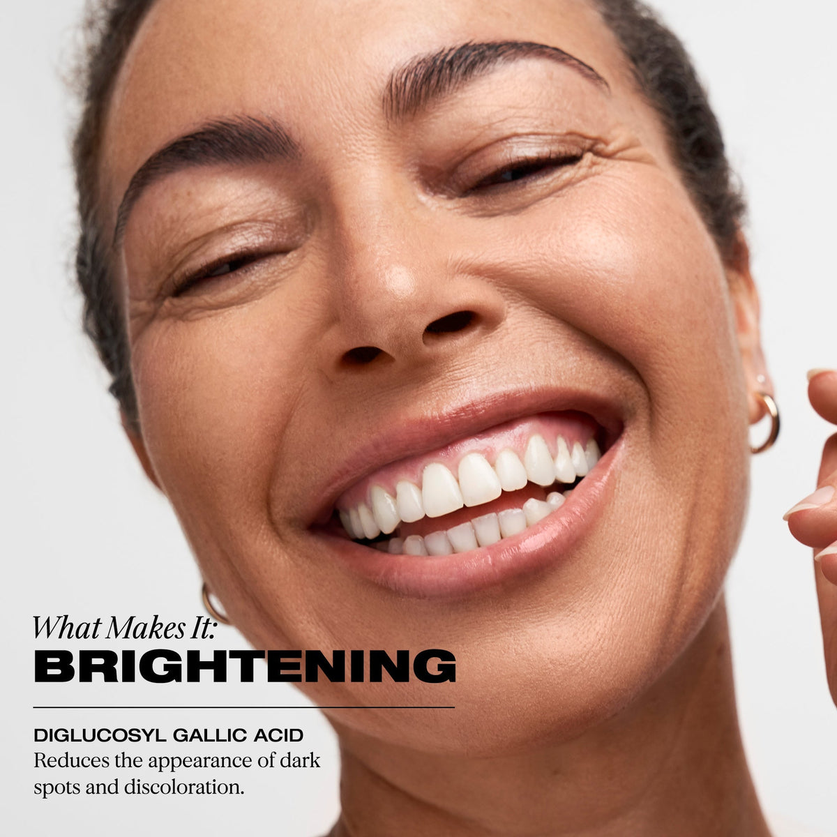 YSE Beauty Xtreme Glow Dewy Peptide Plumping Serum 30 ml, infografika z uśmiechniętą kobietą i napisem Brightening | Ellemania