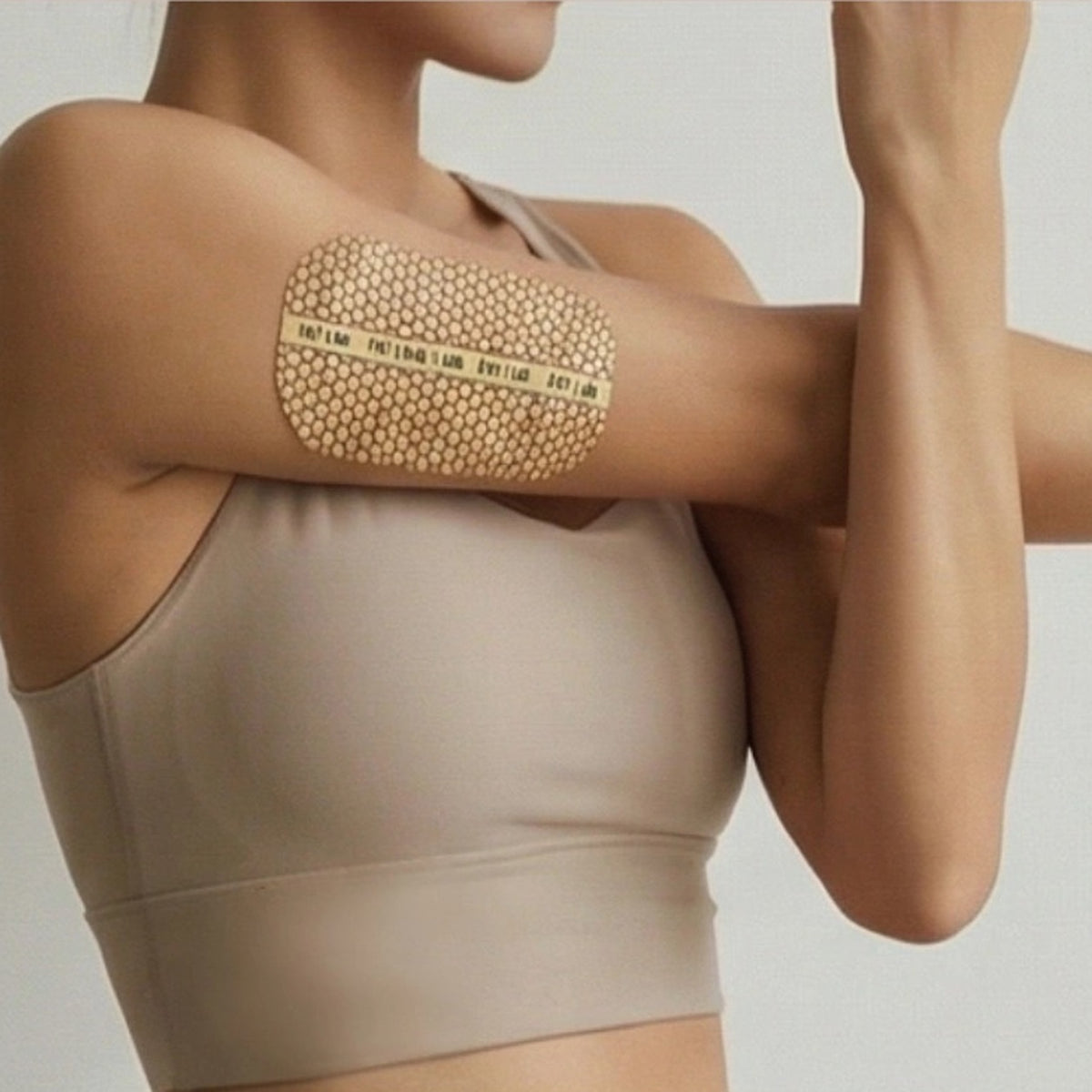 FAT LAB Bromelain Microcirculation Patch 8 szt. - plaster przyklejony na ramieniu | Ellemania