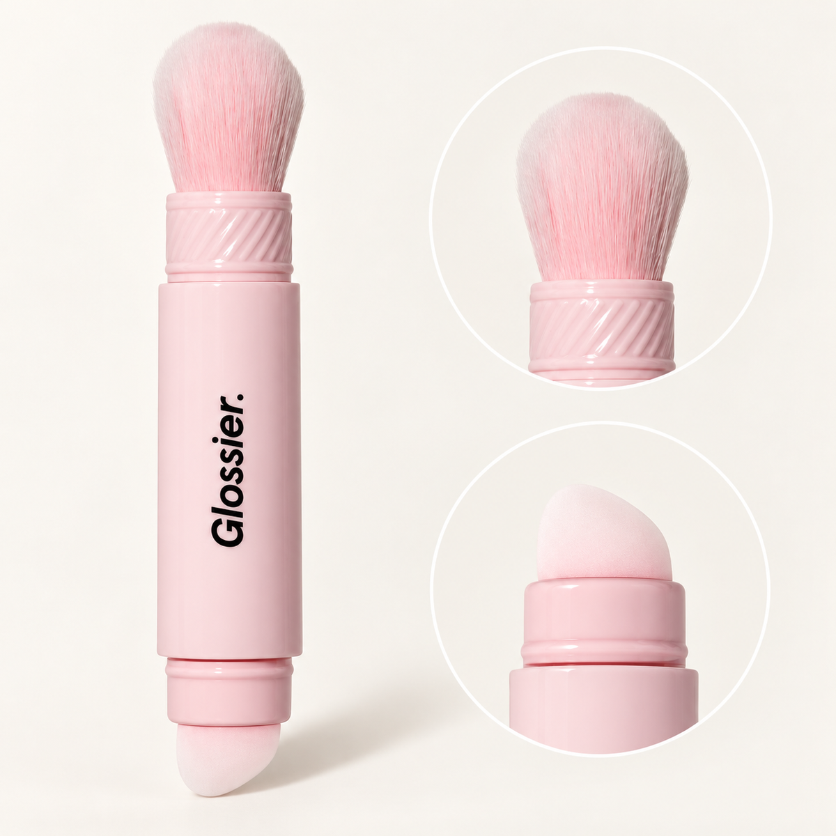 Glossier Cloud Paint Dual-ended Cheek Blush Brush - różowy dwustronny pędzel z włosiem na jednym końcu i miękkim aplikatorem na drugim, obok dwa okrągłe powiększenia końcówek, na jasnym tle | Ellemania