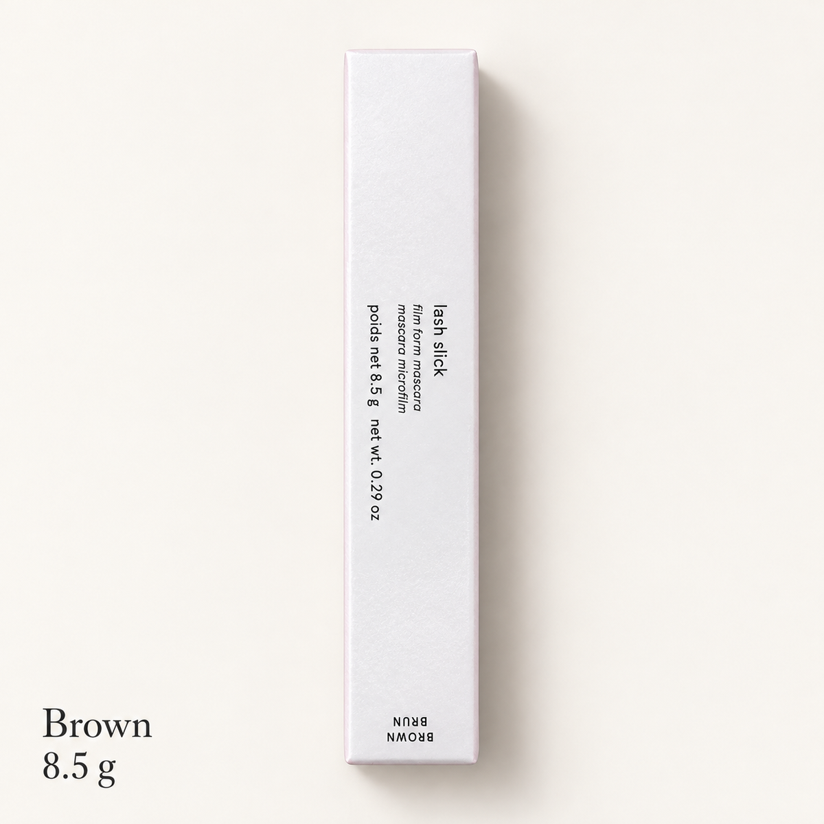 Glossier Lash Slick Brown - białe pudełko z napisem lash slick i oznaczeniem BROWN BRUN 8.5 g, na jasnym tle | Ellemania
