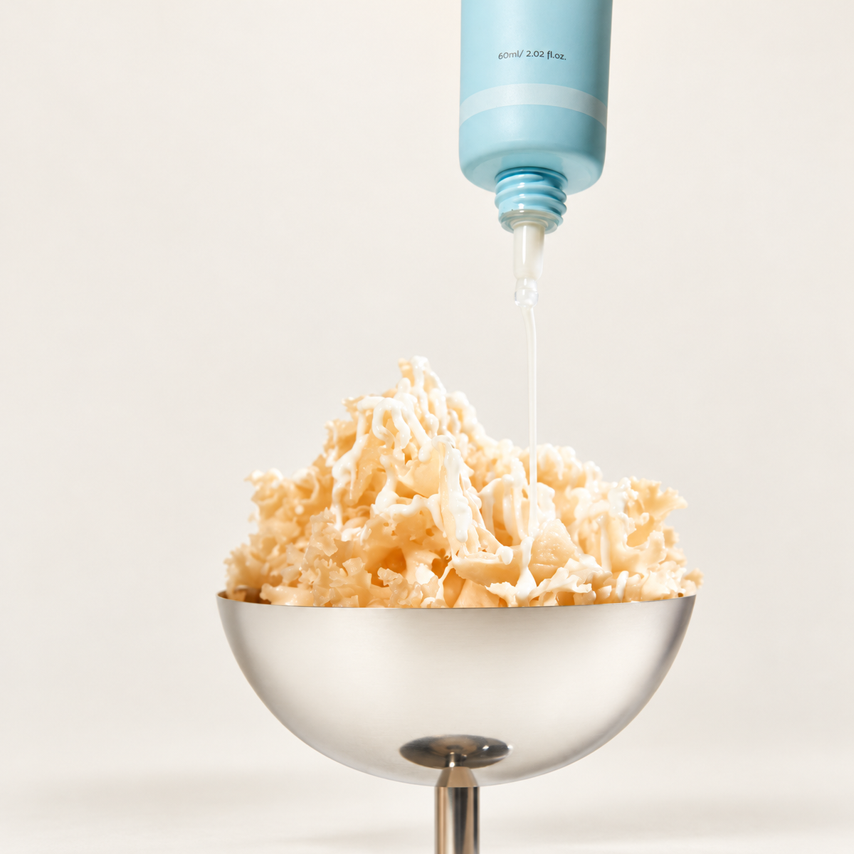 IUNIK Beta-Glucan Barrier Sunscreen - krem wypływający z tubki nad metalową miseczką z jasnymi kryzowatymi grzybami | Ellemania