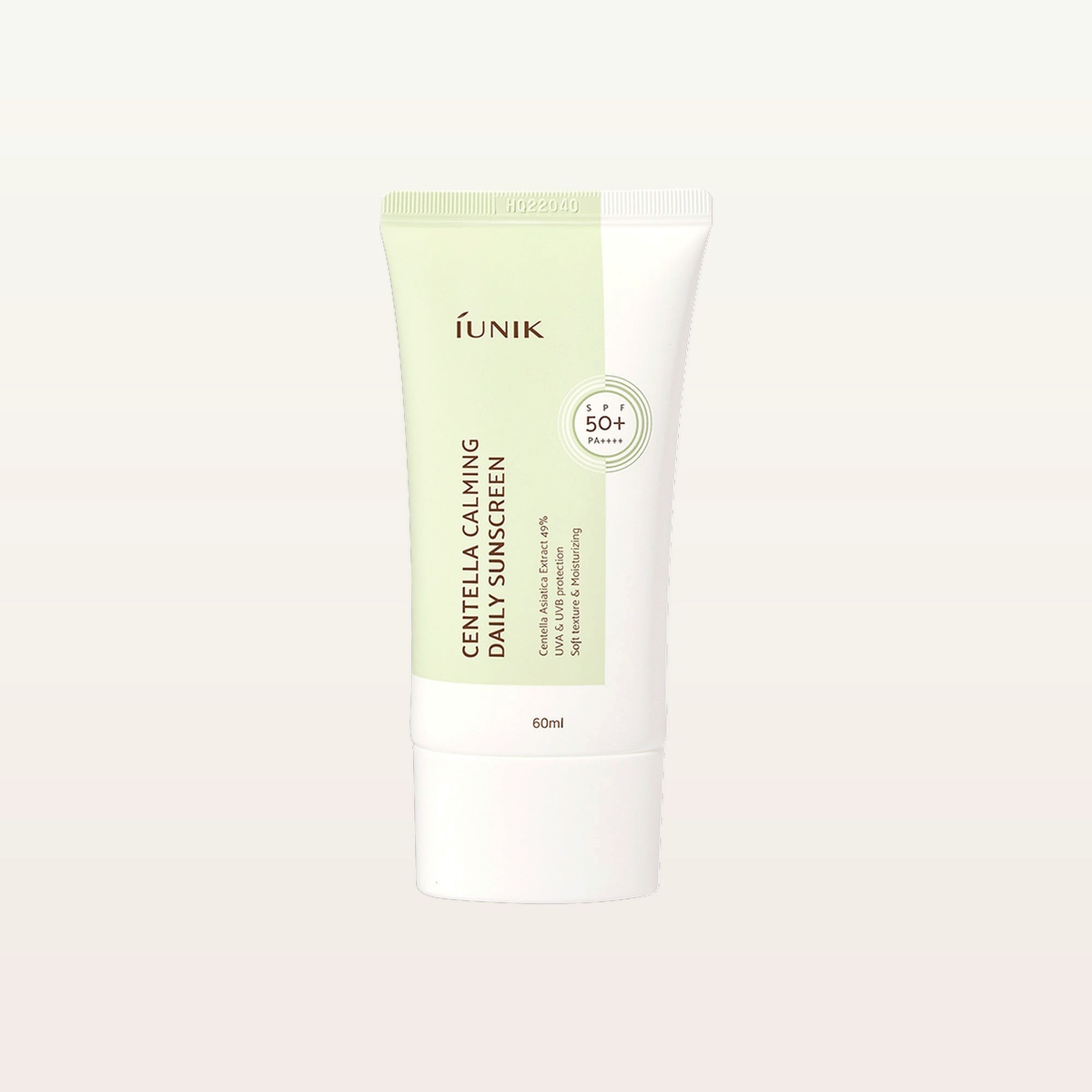 IUNIK Centella Calming Daily Sunscreen - tubka 60 ml z zielono-białą etykietą, widok z przodu na jasnym tle | Ellemania