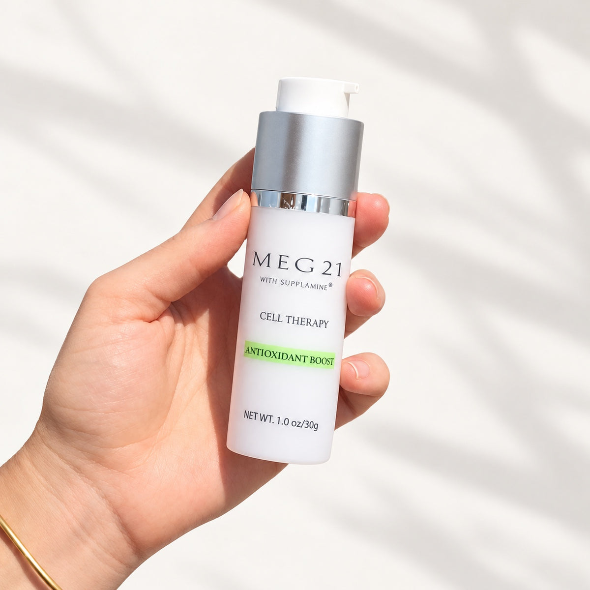 Meg 21 Face Treatment Antioxidant Boost Serum 30 g - dłoń trzymająca butelkę z pompką | Ellemania