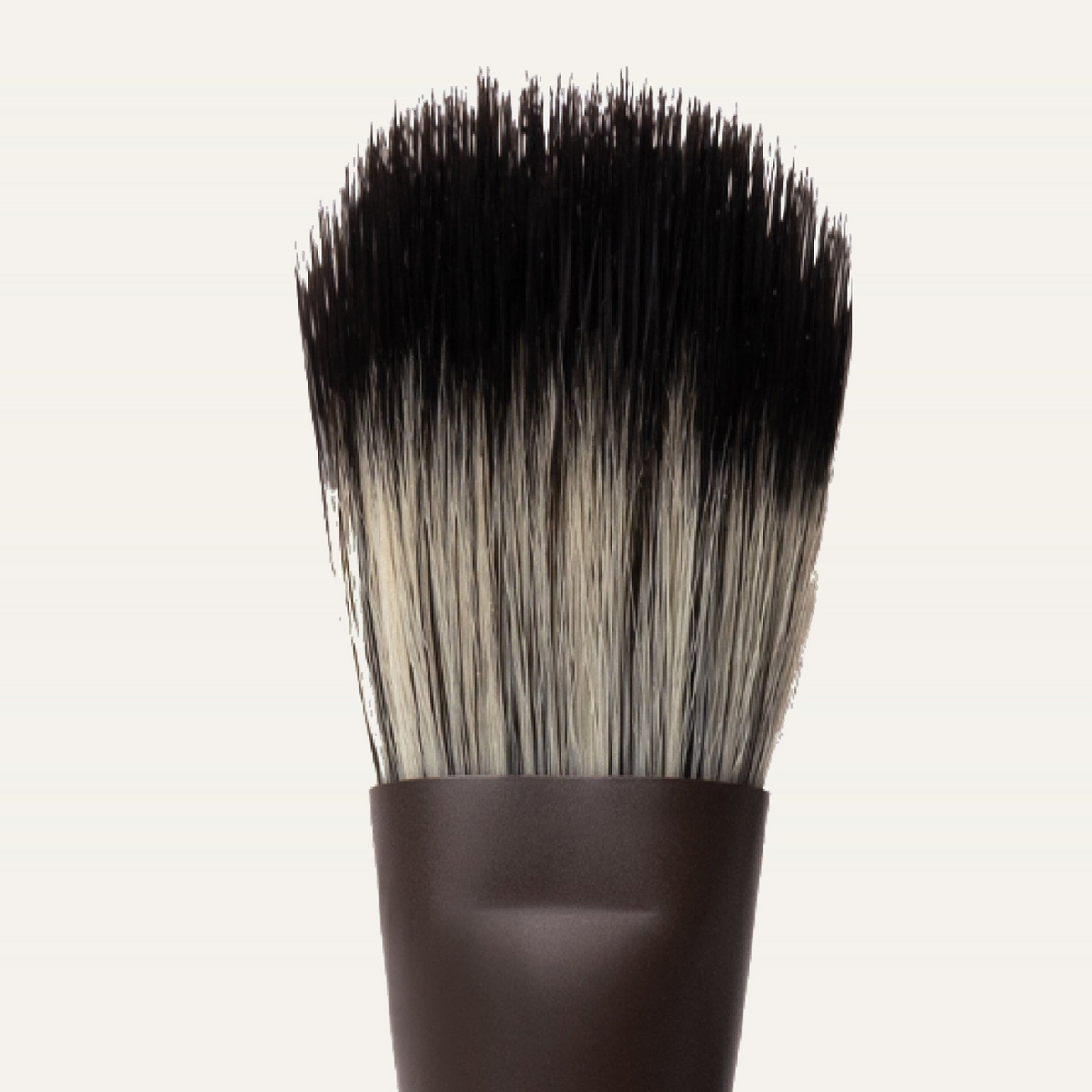m.ph by Mary Phillips The Perfect Blending Brush - zbliżenie główki pędzla z czarno-beżowym włosiem | Ellemania