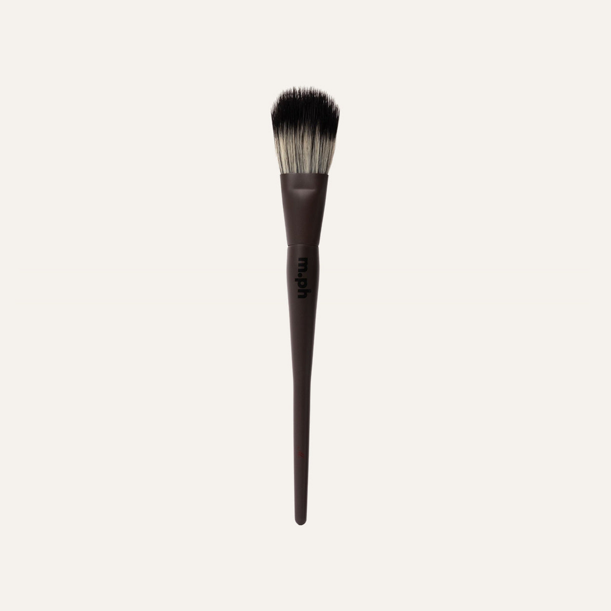 m.ph by Mary Phillips The Perfect Blending Brush - płaski pędzel z dwukolorowym włosiem i ciemnobrązową rączką z logo | Ellemania