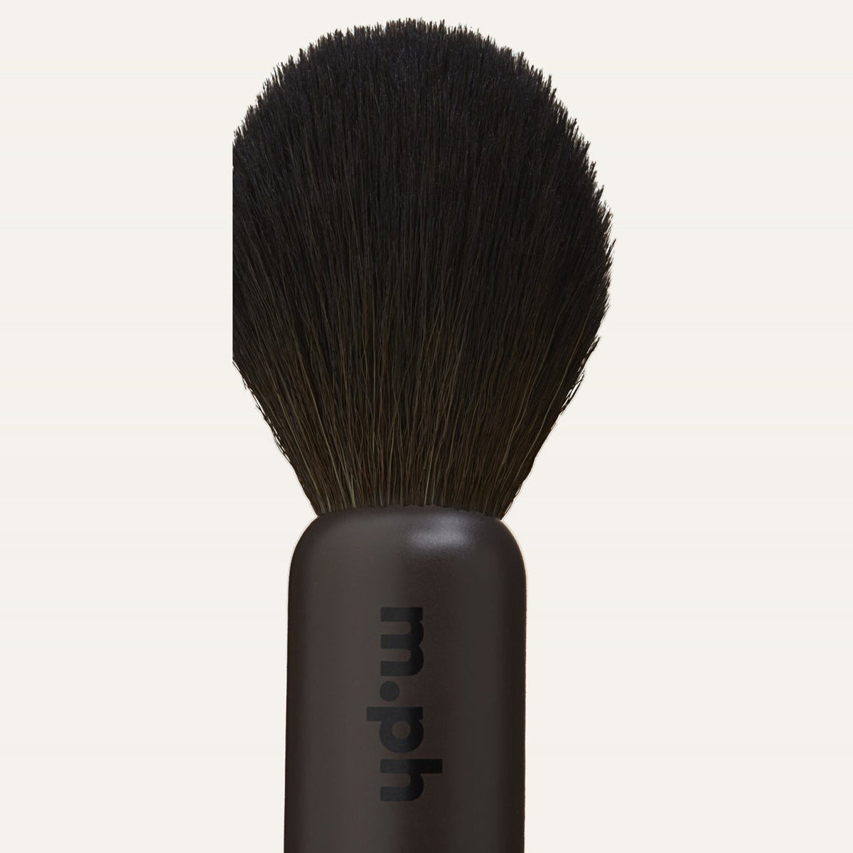 m.ph by Mary Phillips The Foundation Brush - zbliżenie zwężanej główki z ciemnym włosiem | Ellemania