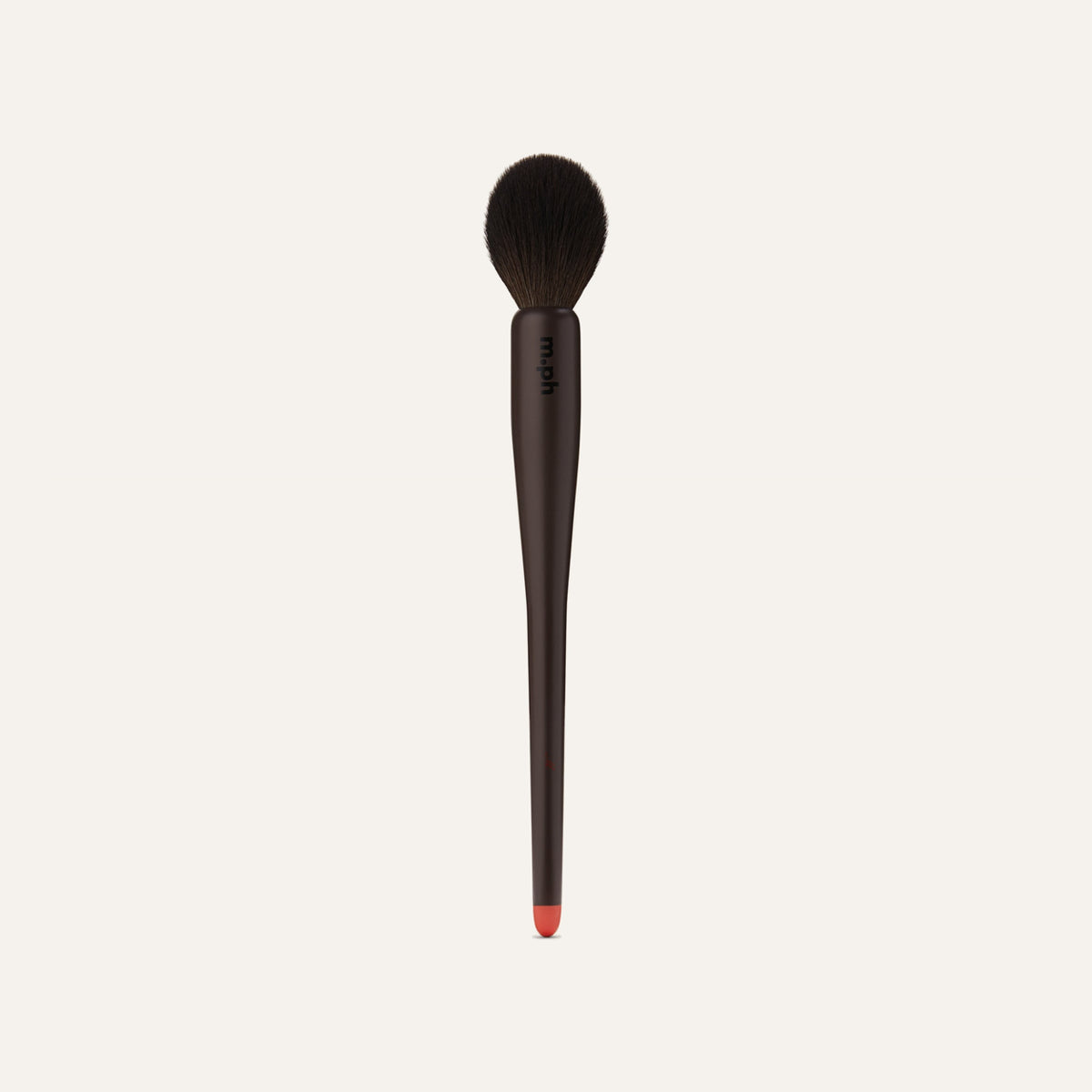 m.ph by Mary Phillips The Foundation Brush - puszysty pędzel do podkładu z ciemnym włosiem i drewnianą rączką | Ellemania