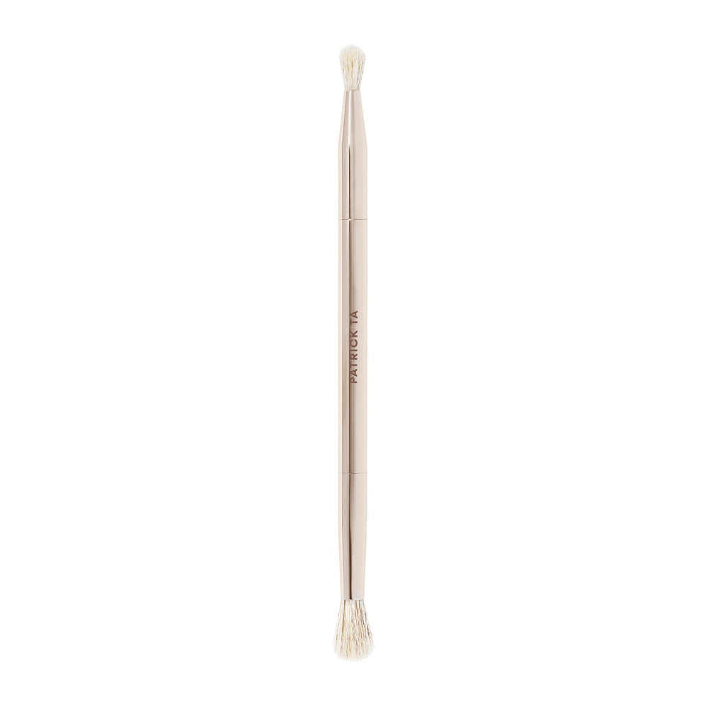 Patrick Ta Dual Ended Eye Shadow Brush - pędzel z mniejszą i większą końcówką na białym tle | Ellemania