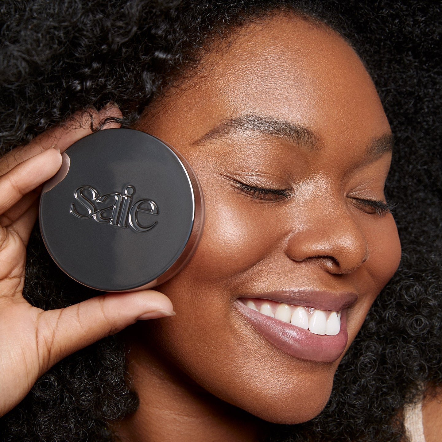 Saie Airset Radiant Loose Setting Powder - sypki puder utrwalający z rozświetlającym efektem 4 g