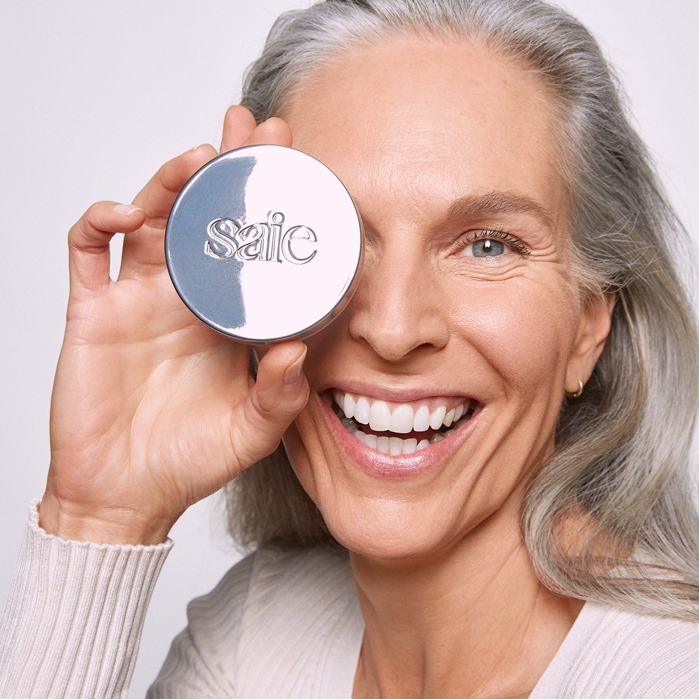 Saie Airset Radiant Loose Setting Powder - sypki puder utrwalający z rozświetlającym efektem 4 g