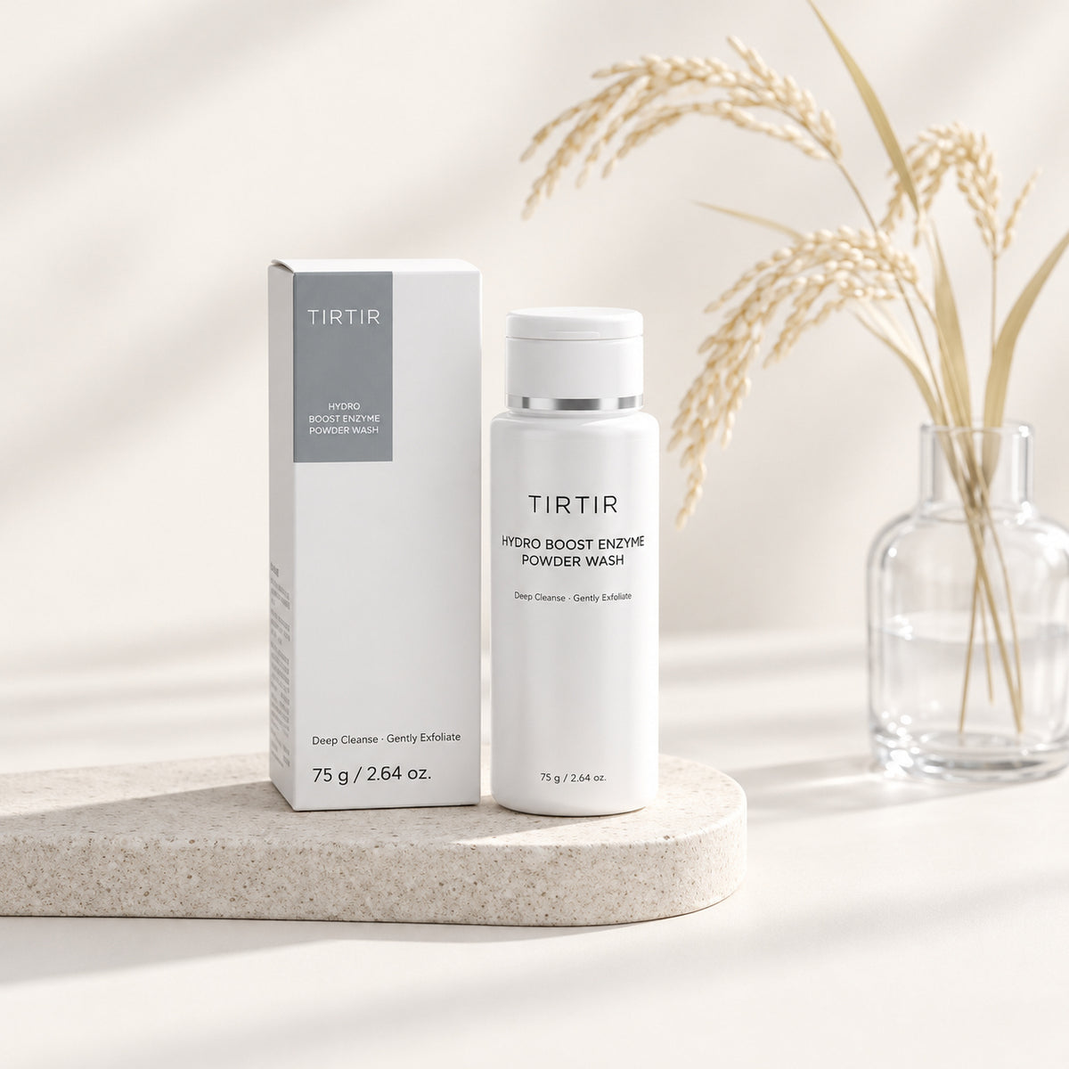 TIRTIR Hydro Boost Enzyme Powder Wash 75 g - butelka obok szarego pudełka na tle suszonych traw | Ellemania