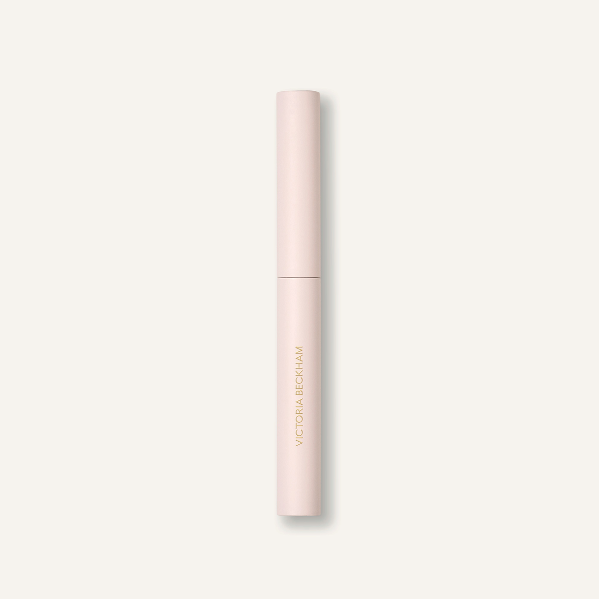 Victoria Beckham Beauty Blush Stylus - zamknięty sztyft w jasnoróżowej obudowie ze złotym napisem Victoria Beckham | Ellemania